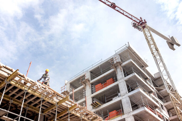 Como escolher uma construtora para obras corporativas: critérios que evitam riscos